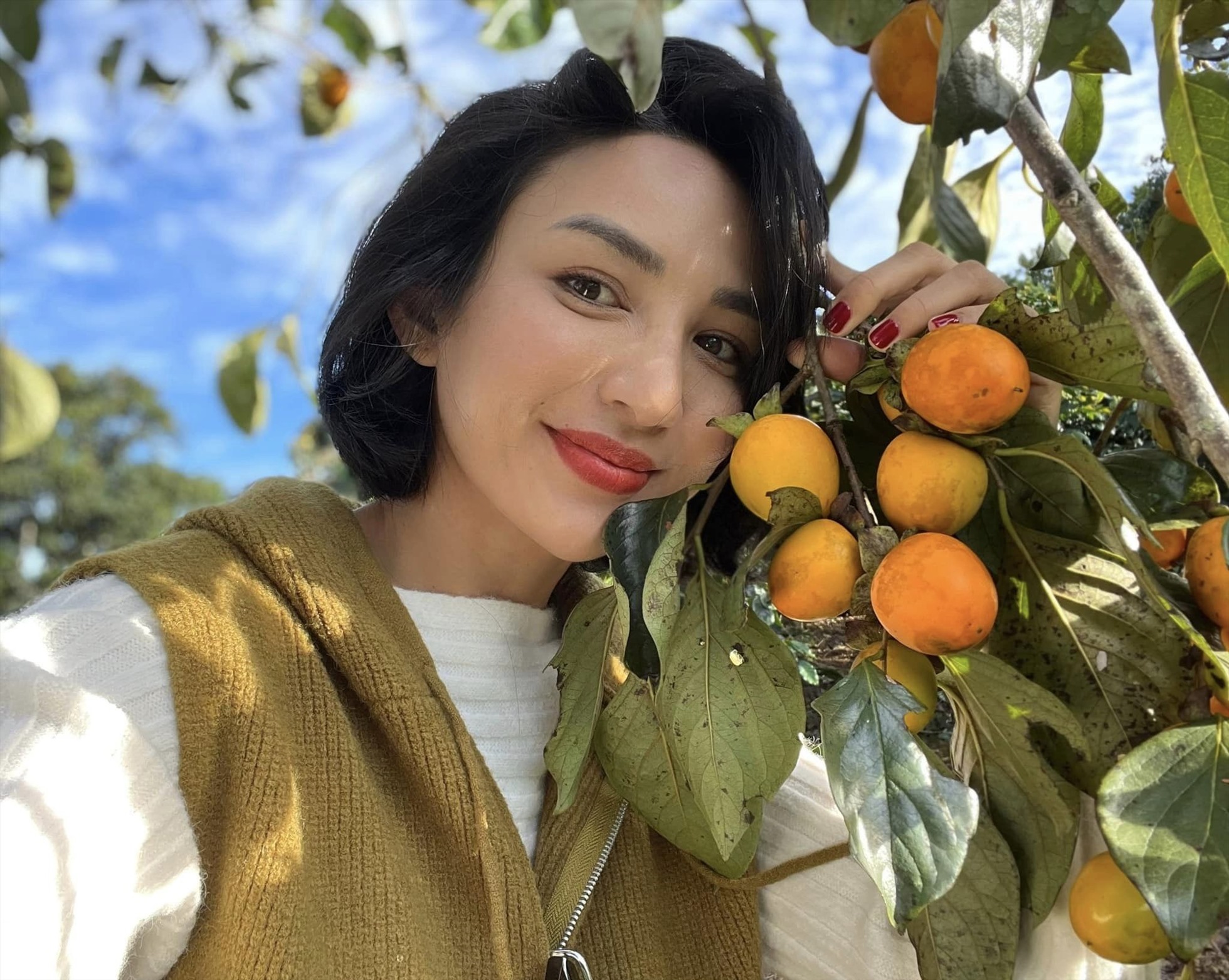 Hoa hậu Ngọc Diễm checkin tại một vườn hồng nổi tiếng ở Đà Lạt. Ảnh: NVCC.