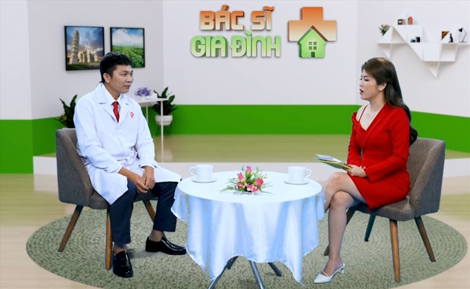 Bác sĩ tư vấn về viêm khớp dạng thấp nguyên nhân và cách điều trị. Ảnh: CTCC.