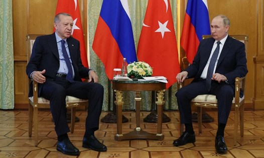 Tổng thống Nga Vladimir Putin gặp người đồng cấp Thổ Nhĩ Kỳ Recep Tayyip Erdogan tại Sochi. Ảnh: AFP