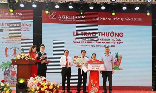 Phó Tổng giám đốc Agribank Nguyễn Quang Hùng (ngoài cùng bên trái) trao giải Đặc biệt cho khách hàng Phạm Đức Tuấn