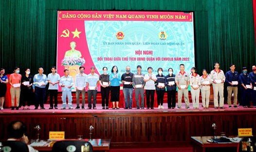 Chủ tịch UBND quận Hải An tặng quà cho CNLĐ có hoàn cảnh khó khăn. Ảnh: CTV