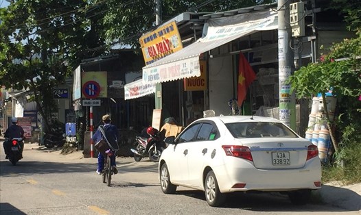 Nhiều xe vi phạm quy định đỗ xe ngày chẵn, lẻ tại Đà Nẵng. Ảnh: Nguyễn Linh