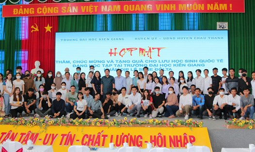 Sinh viên quốc tế đang học tập tại Trường Đại học Kiên Giang vui mừng đón lễ Sene Dolta. Ảnh: PV