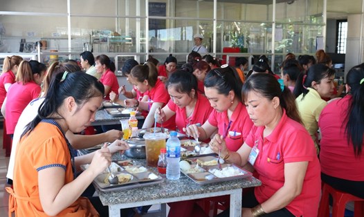 Bữa ăn ca cho CNLĐ được nhiều DN ở Long An quan tâm đến cả chất lượng và an toàn thực phẩm, làm hài lòng CNLĐ. Ảnh: S.H