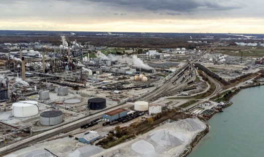 Nhà máy lọc dầu Imperial ở Sarnia, Ontario, Canada. Ảnh: Nick Iwanyshyn