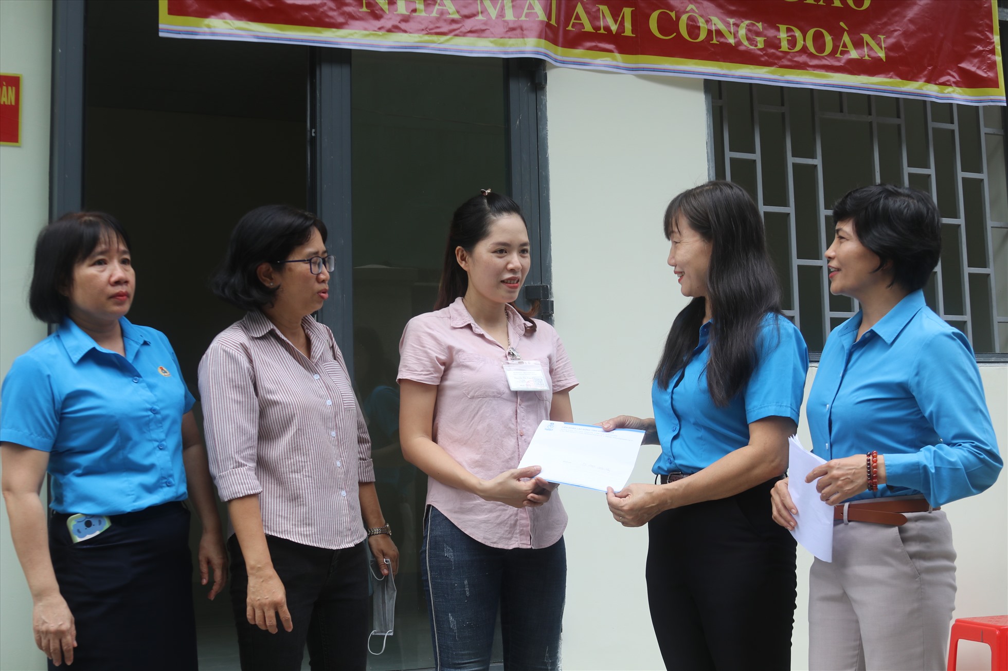 Lãnh đạo LĐLĐ tỉnh Khánh Hòa trao quyết định bàn giao nhà "Mái ấm Công đoàn" cho chị  Nguyễn Thị Trang Đài- Công nhân Công ty TNHH MTV Rapexco-Đại Nam. Ảnh: P.Linh
