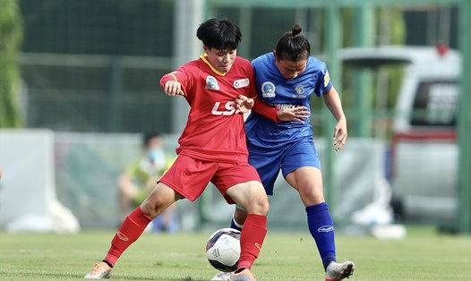 Đội nữ TPHCM I (áo đỏ) đánh rơi chiến thắng trước Thái Nguyên T&T ở trận đấu tâm điểm của vòng 6 Giải nữ vô địch quốc gia - Cúp Thái Sơn Bắc 2022. Ảnh: VFF