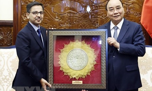 Chủ tịch nước Nguyễn Xuân Phúc tặng quà lưu niệm Đại sứ Ấn Độ Pranay Verma. Ảnh: TTXVN
