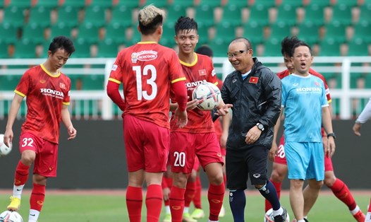 Nhiều sự chú ý hướng về huấn luyện viên Park Hang-seo khi tuyển Việt Nam gặp Singapore vào 19h00 tối 21.9. Ảnh: VFF