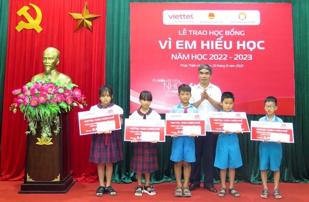 Viettel Thừa Thiên - Huế dành 840 triệu đồng để trao 420 suất học bổng cho các em học sinh. Ảnh: TTXVN