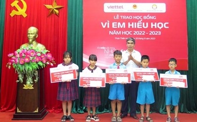 Viettel Thừa Thiên - Huế dành 840 triệu đồng để trao 420 suất học bổng cho các em học sinh. Ảnh: TTXVN