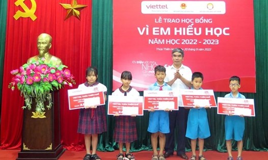 Viettel Thừa Thiên - Huế dành 840 triệu đồng để trao 420 suất học bổng cho các em học sinh. Ảnh: TTXVN