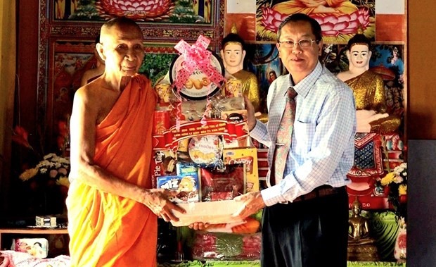 Phó Bí thư Thường trực Tỉnh ủy, Chủ tịch HĐND tỉnh An Giang Lê Văn Nưng thăm, chúc Lễ Sene Dolta tại chùa Soài So Tơm Nớp, xã Núi Tô, huyện Tri Tôn. Ảnh: TTXVN
