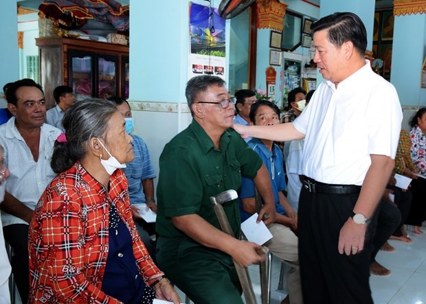 Phó chủ nhiệm Ủy ban Dân tộc Lê Sơn Hải tặng quà, động viên các gia đình chính sách người dân tộc Khmer trong tỉnh Bạc Liêu nhân dịp lễ Sen Dolta. Ảnh: TTXVN