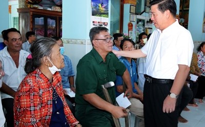 Phó chủ nhiệm Ủy ban Dân tộc Lê Sơn Hải tặng quà, động viên các gia đình chính sách người dân tộc Khmer trong tỉnh Bạc Liêu nhân dịp lễ Sen Dolta. Ảnh: TTXVN