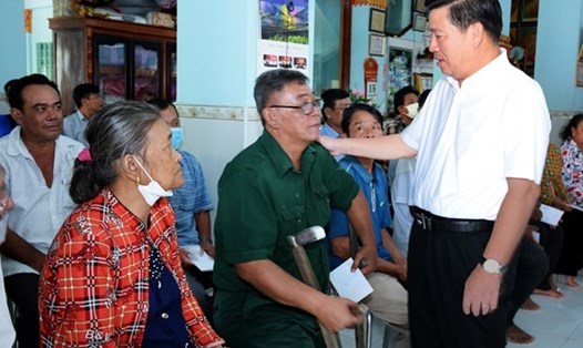 Phó chủ nhiệm Ủy ban Dân tộc Lê Sơn Hải tặng quà, động viên các gia đình chính sách người dân tộc Khmer trong tỉnh Bạc Liêu nhân dịp lễ Sen Dolta. Ảnh: TTXVN
