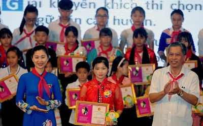 Trao chứng nhận danh hiệu cháu ngoan Bác Hồ cho các em thiếu nhi tiêu biểu tỉnh Sơn La năm 2020. Ảnh: TTXVN
