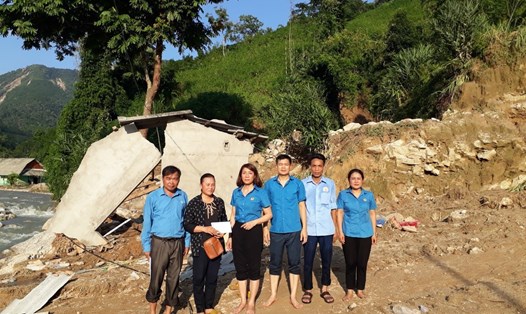 Bà Nguyễn Thị Như Huệ - Phó Chủ tịch Liên đoàn Lao động tỉnh Hà Giang (thứ 3 từ trái qua) - trao hỗ trợ cho đoàn viên bị thiệt hại do mưa lũ.