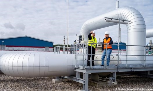 Bộ trưởng Kinh tế Robert Habeck và Thủ hiến Mecklenburg-Western Pomerania Manuela Schwesig xem xét địa điểm xây nhà ga LNG mới ở Đức. Ảnh: DPA