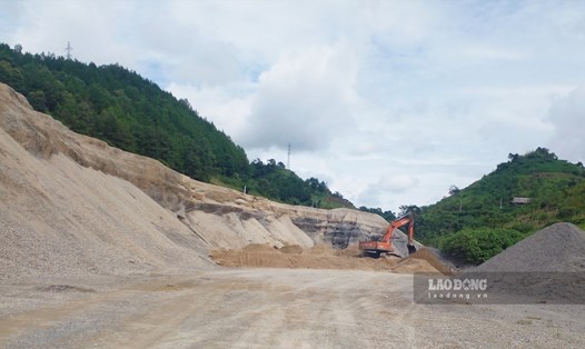Bãi đá Hồng Thu Mông 5 đã đóng cửa mỏ nhưng Công ty Thanh Tuyền vẫn vô tư lấy để thi công tuyến đường tỉnh 130. Ảnh: Văn Đức