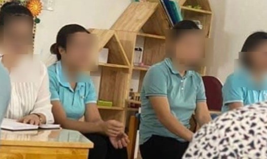 Ba cô giáo phụ trách lớp Sunny 1 (áo xanh) trong buổi họp phụ huynh sáng nay tại Trường Mầm non tư thục chất lượng cao Kỳ Bá - Fairy Dream 2. Ảnh: PHCC