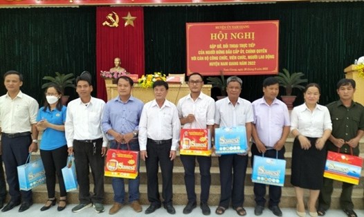 Ông Lê Văn Hường, Bí thư Huyện ủy Nam Giang (thứ 5 từ trái) tặng quà cho đoàn viên, người lao động. Ảnh: Phạm Đắc Định