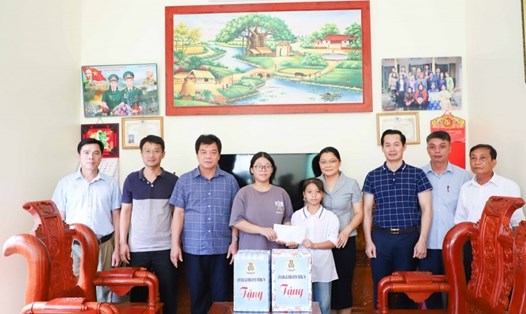 Liên đoàn Lao động huyện cùng Phòng Giáo dục và Đào tạo huyện Thường Tín thăm, tặng quà, đồ dùng học tập cho hai cháu nhỏ mồ côi cha mẹ trên địa bàn huyện. Ảnh: CĐH