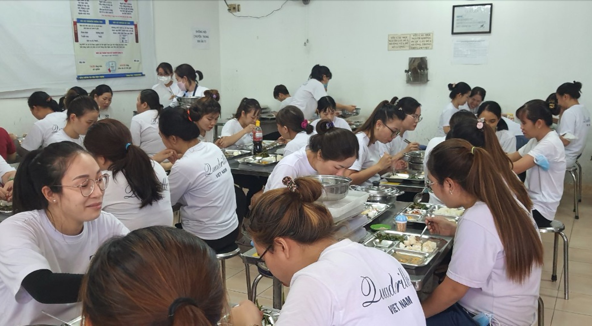 Bữa ăn ca của công nhân Công ty TNHH Quadrille Việt Nam (Khu công nghiệp Amata, TP.Biên Hòa). Ảnh: N.H