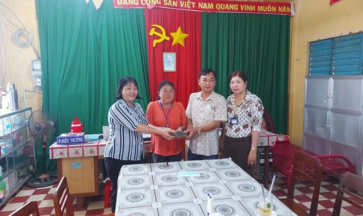 Lãnh đạo LĐLĐ huyện An Phú và Phòng GDĐT trao hỗ trợ cho đoàn viên bị bệnh hiểm nghèo. Ảnh: Văn Minh