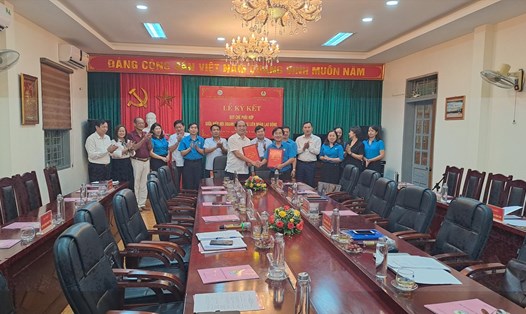 Lễ ký kết giữa LĐLĐ tỉnh Sơn La và Hiệp hội Doanh nghiệp tỉnh diễn ra thành công. Ảnh: Hương Ngân.