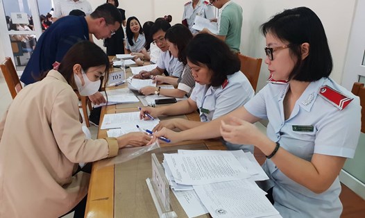 Đại diện các đơn vị nợ đóng bảo hiểm xã hội (bên trái) ký nhận quyết định công bố thanh tra của Thanh tra thành phố Hà Nội. Ảnh Hà Hiền