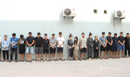 Các đối tượng bị bắt giữ tại tiệc sinh nhật ma túy của chủ quán karaoke Đạt Sa. Ảnh: CA.