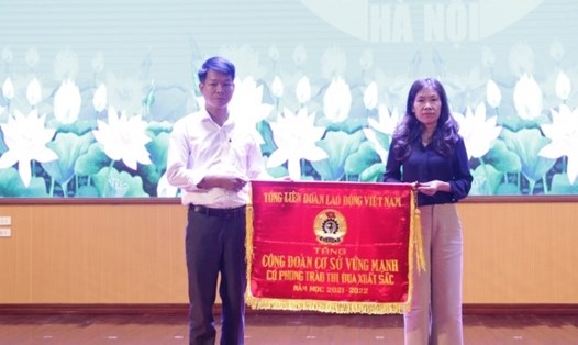 Công đoàn Trường THCS Chu Phan nhận Cờ thi đua xuất sắc của Tổng Liên đoàn Lao động  Việt Nam. Ảnh: CĐH