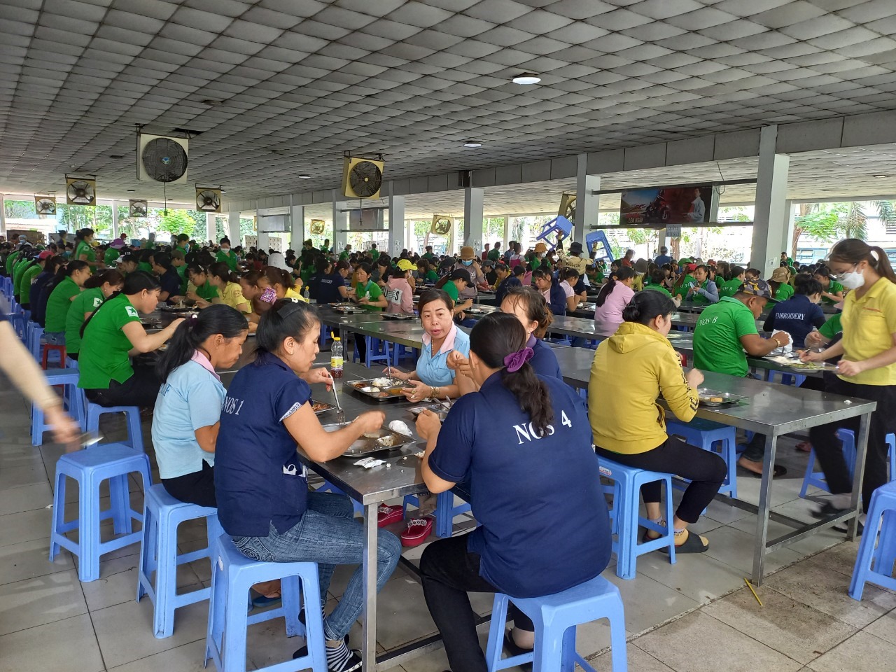 Bữa ăn ca tại công ty TNHH Changshin Việt Nam. Ảnh: Hà Anh Chiến