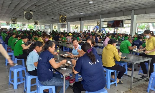 Bữa ăn ca tại công ty TNHH Changshin Việt Nam. Ảnh: Hà Anh Chiến