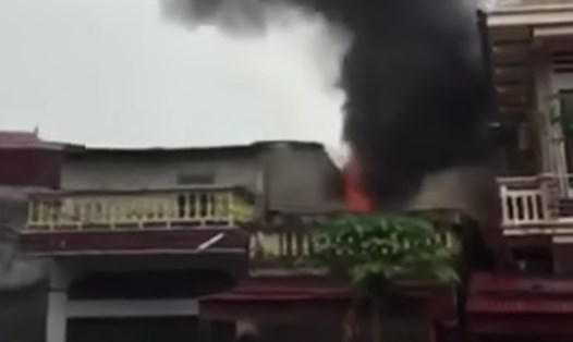 Vụ cháy xảy ra chiều nay tại khu 5, thị trấn Lâm Thao, huyện Lâm Thao.