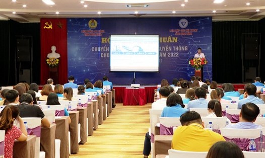 Gần 300 cán bộ công đoàn cơ sở các doanh nghiệp trên địa bàn tỉnh Ninh Bình được tập huấn về kỹ năng chuyển đổi số. Ảnh: NT