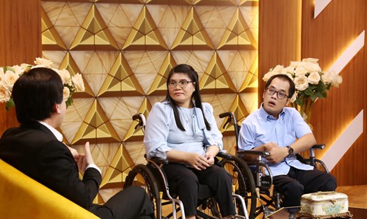 Kim Tử Long trò chuyện với cặp vợ chồng khuyết tật tại "Thuận vợ thuận chồng". Ảnh: NSX.