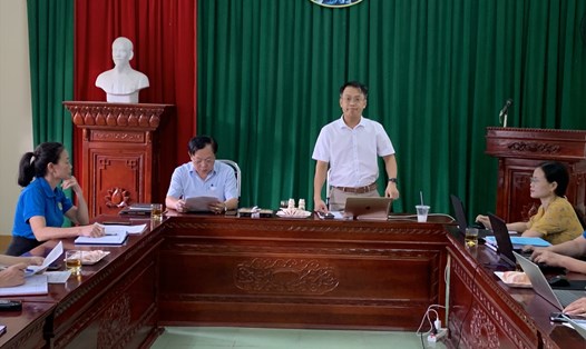 Đoàn giám sát của LĐLĐ tỉnh Nghệ An làm việc tại thị xã Thái Hòa. Ảnh: TT