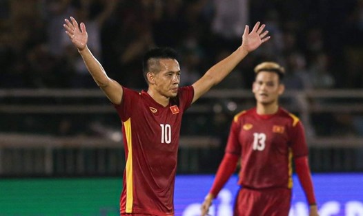 Văn Quyết ghi bàn trong trận tuyển Việt Nam thắng Singapore. Ảnh: Thanh Vũ