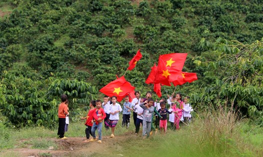 Học sinh vùng sâu ở xã Đắk R'măng, huyện Đắk Glong đến trường dự lễ khai giảng năm học mới. Ảnh: Phan Tuấn