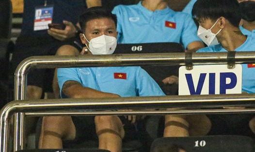 Quang Hải ngồi ngoài trong trận gặp Singapore tối 21.9. Ảnh: Thanh Vũ