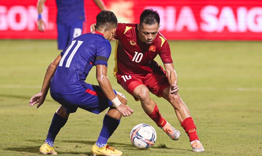 Văn Quyết ghi bàn mở tỉ số trong chiến thắng 4-0 của tuyển Việt Nam trước Singapore. Ảnh: Thanh Vũ