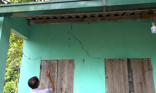 Nhiều hộ dân thôn Khe Khoai, xã Thống Nhất, TP Hạ Long, tỉnh Quảng Ninh nứt nhà do nổ mìn khai thác đá. Ảnh: Đoàn Hưng