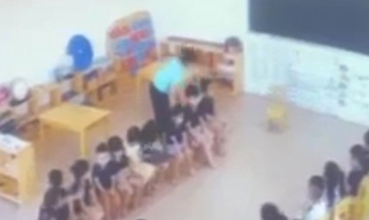 Hình ảnh cô giáo mầm non ở Thái Bình dùng gai bưởi đâm học sinh gây phẫn nộ. Ảnh cắt từ clip.