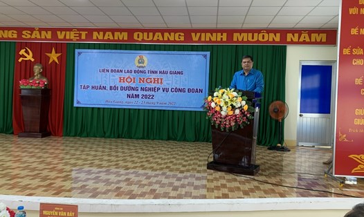 Chủ tịch LĐLĐ tỉnh Hậu Giang Nguyễn Văn Bảy phát biểu khai mạc Hội nghị tập huấn, bồi dưỡng nghiệp vụ Công đoàn năm 2022. Ảnh: Hồ Thảo