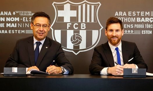 Josep Bartomeu cùng Lionel Messi.  Ảnh: AFP