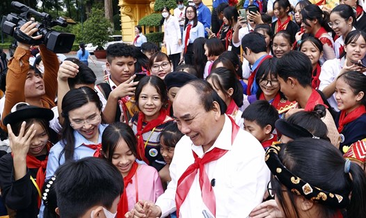 Chủ tịch nước Nguyễn Xuân Phúc gặp gỡ thiếu nhi 54 dân tộc. Ảnh: Thống Nhất