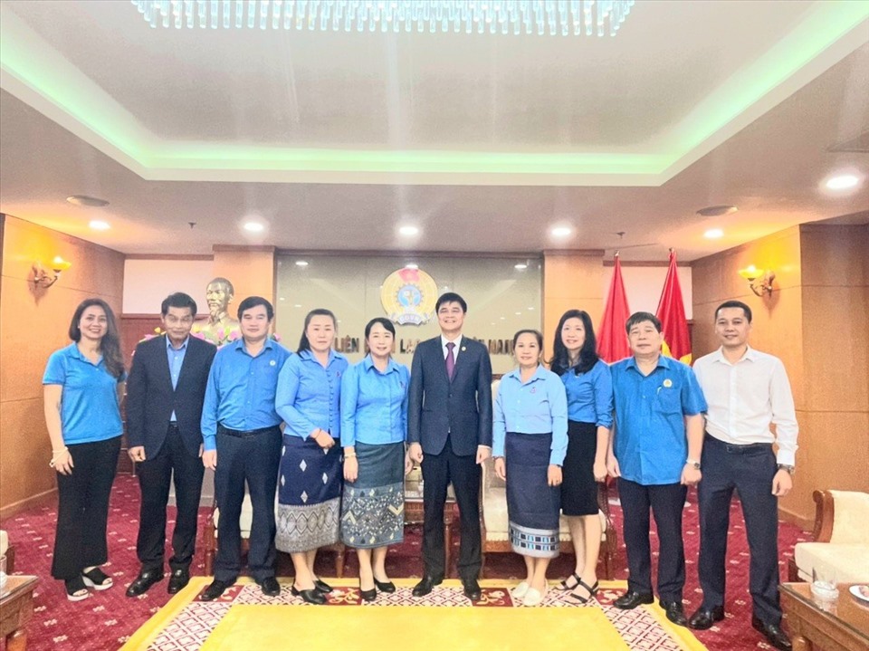 Phó Chủ tịch Tổng LĐLĐ Việt Nam Ngọ Duy Hiểu tiếp kiến Đoàn Trung ương Liên hiệp Công đoàn Lào