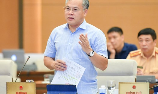 Thứ trưởng Bộ Công an Nguyễn Văn Long phát biểu tại phiên họp. Ảnh: PV